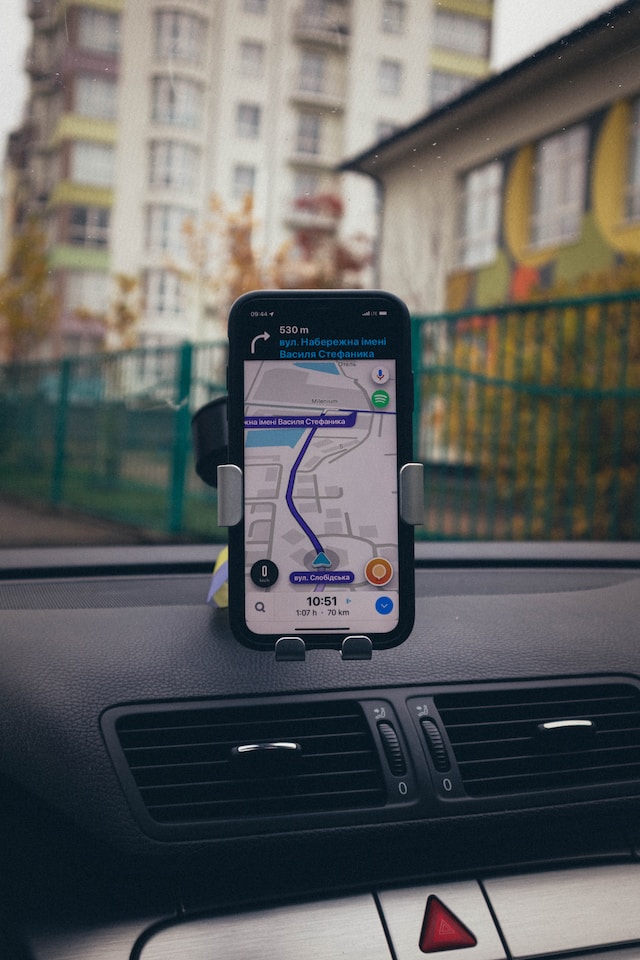 An Overview of Mobile Phone Navigation and Mapping Apps
