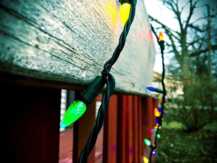 Creative and Safe Ways to Approach Christmas Light Hanging