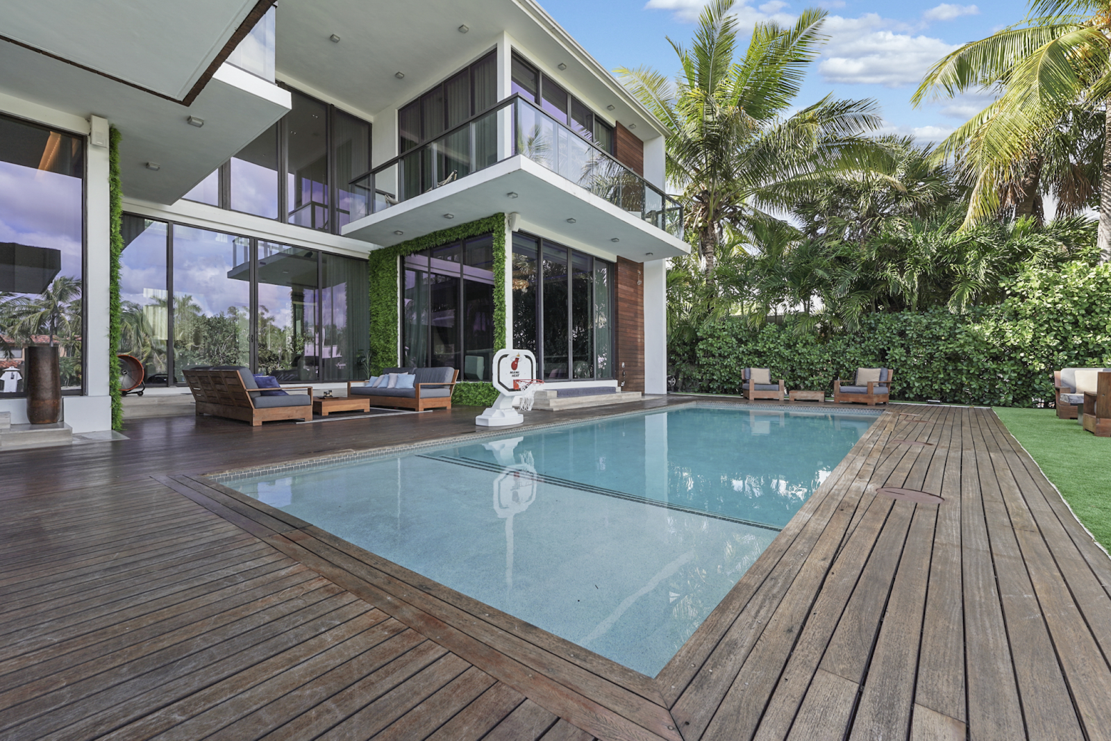 Why Are Luxury Mansion Rentals in Miami the Ultimate Vacation Choice?