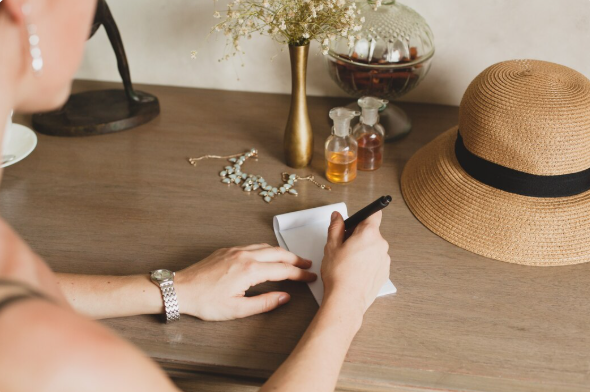 How to Make Minimalist Accessories Look High Fashion